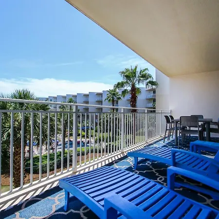 Gorgeous Overlooks The Courtyard In Classic Coastal Style Waterscape C400